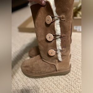 UGG Button Boots, size 8, Nearly New